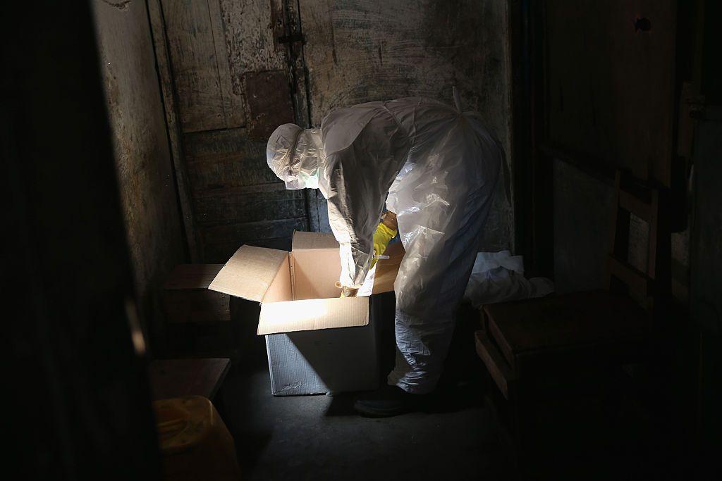 https://www.gettyimages.com/detail/news-photo/liberian-red-cross-burial-team-prepares-to-test-the-body-of-news-photo/462412442?adppopup=true